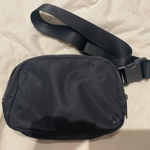 Lululemon Everywhere belt bag in black